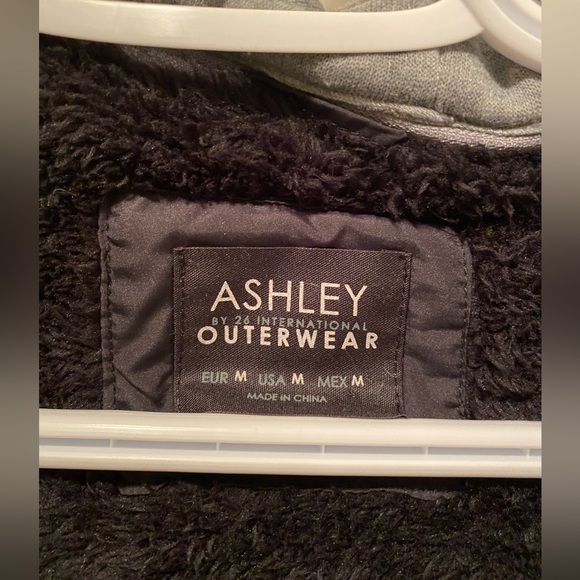 Quilted hooded vest -like new - Picture 5 of 5